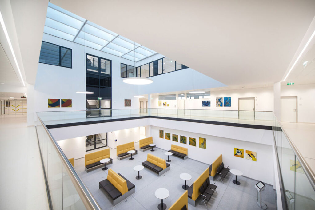 Lichtdurchflutetes Atrium mit Wartezonen