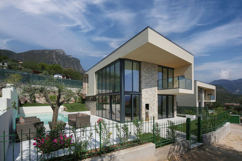 Modernes Haus mit Glasfassade am Gardasee, umgeben von Natur – fotografiert von Birgit Koell.