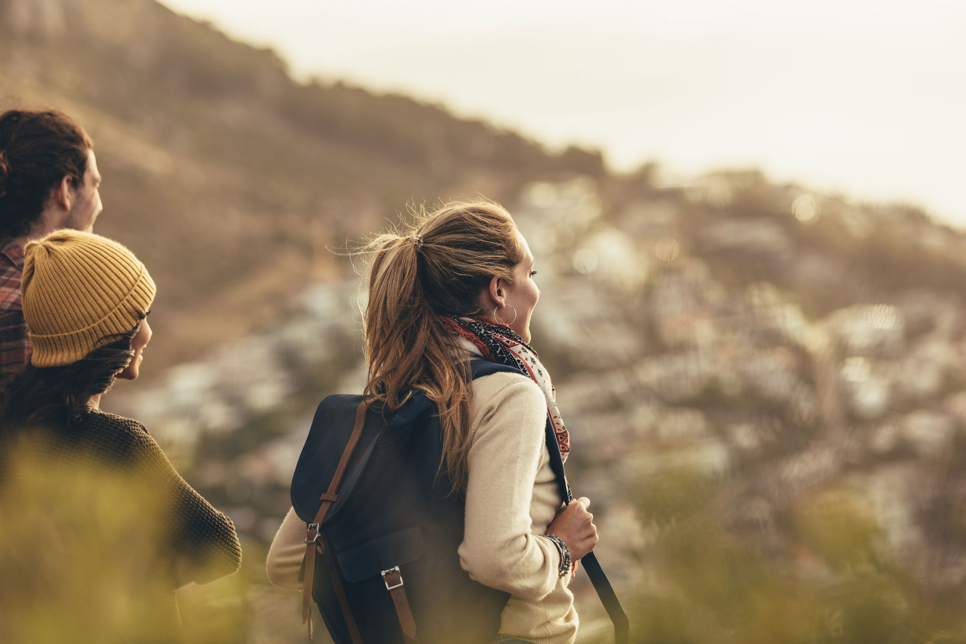 Gruppe mit Rucksack blickt ins Tal.
