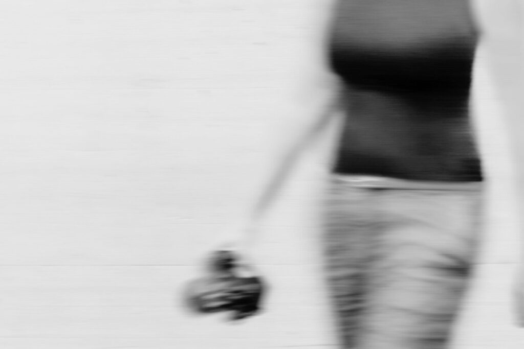 Unscharfe Frau mit Kamera in der Hand