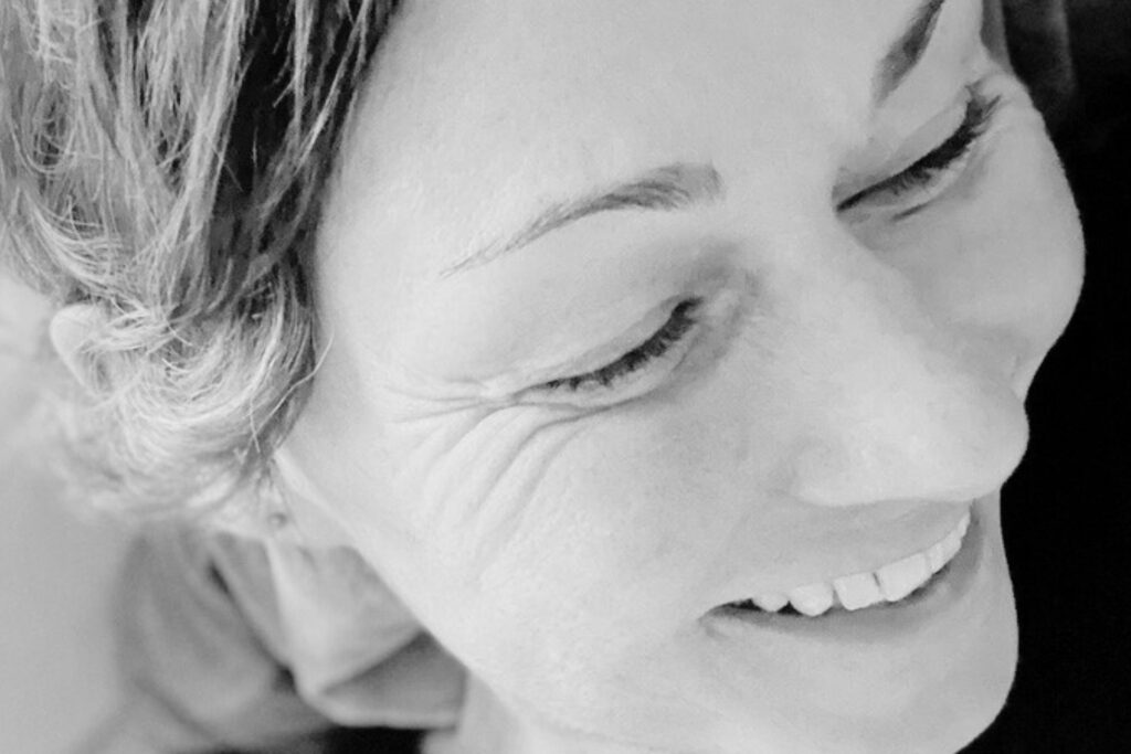 Lächelnde Frau im Close-up, schwarz-weiß