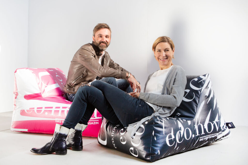 Zwei Personen sitzen entspannt auf Sitzsäcken mit eco.nova-Print.