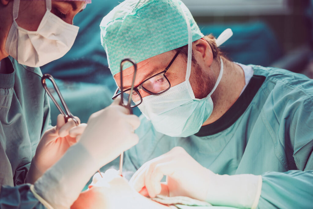 Chirurgisches Team bei einer Operation.