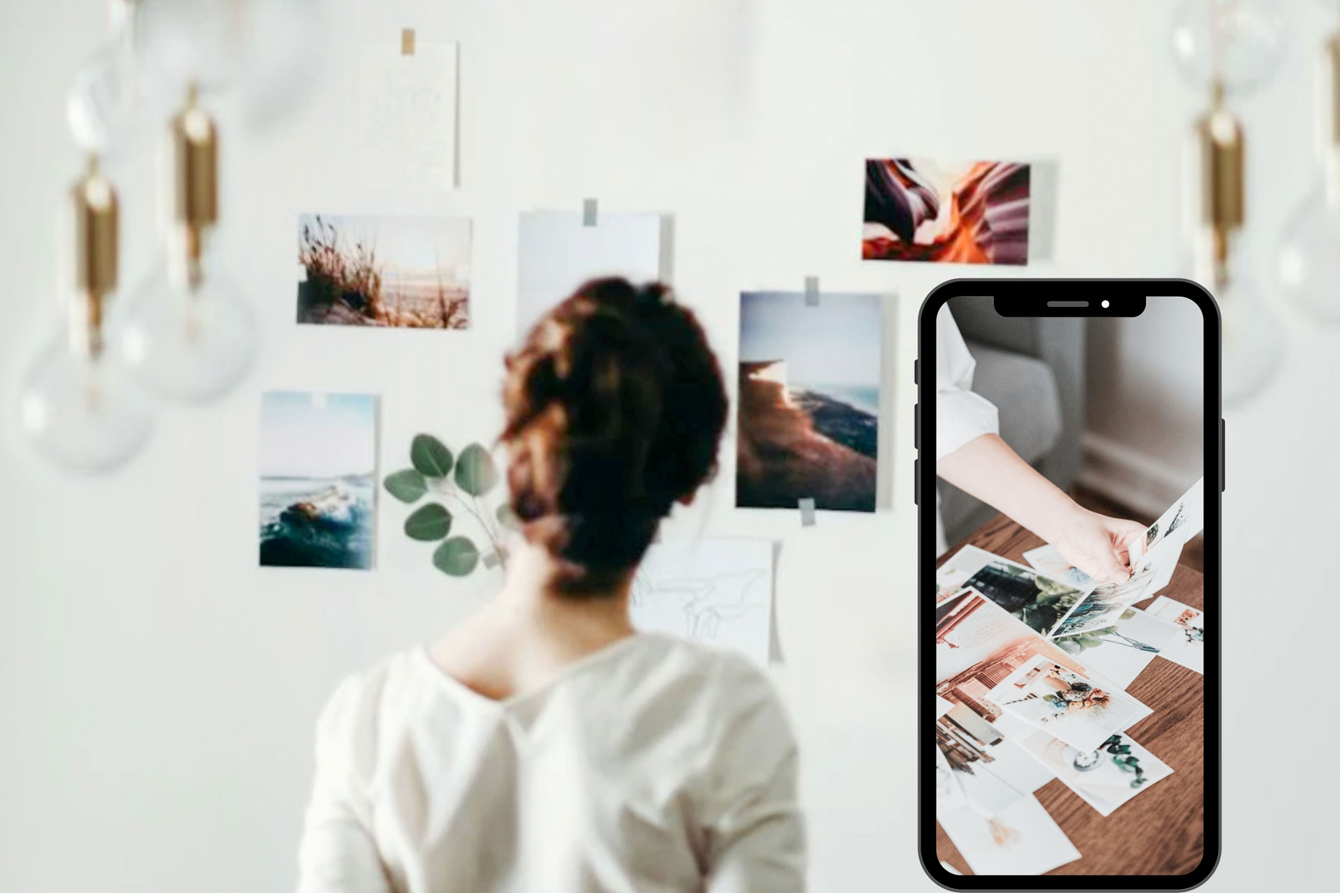 Frau betrachtet Fotos an der Wand, im Vordergrund Smartphone mit Bild sortierender Hände.